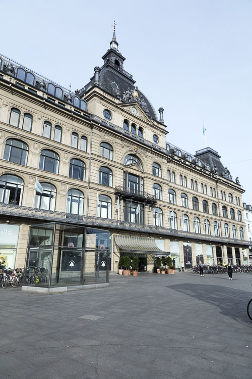 Magasin holder omsætningskurven trods store investeringer