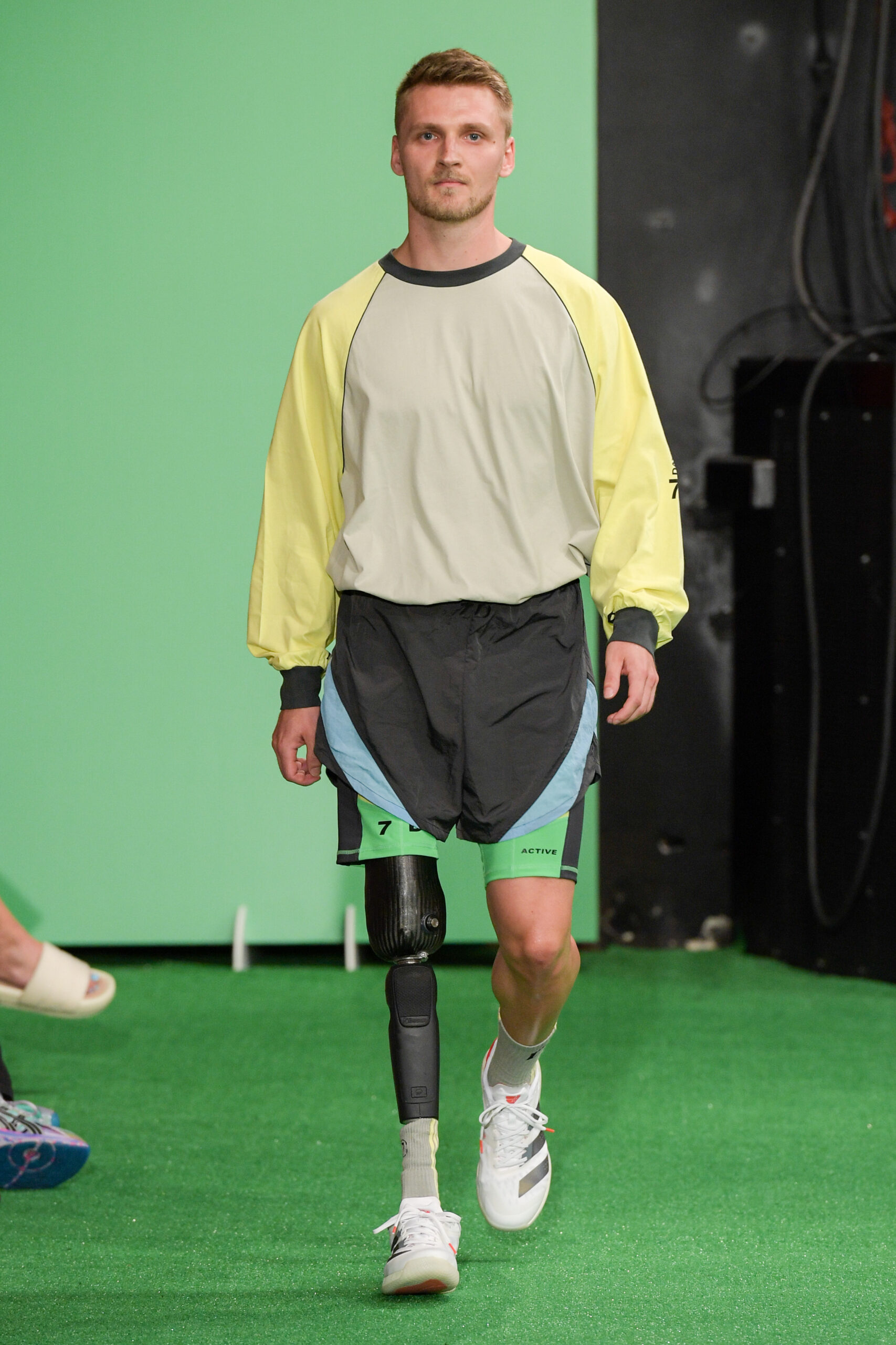 herremodel med benprotese iført 7 days active på catwalk