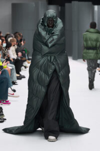 Model iført Rains AW22 ved Paris Fashion Week debutshow