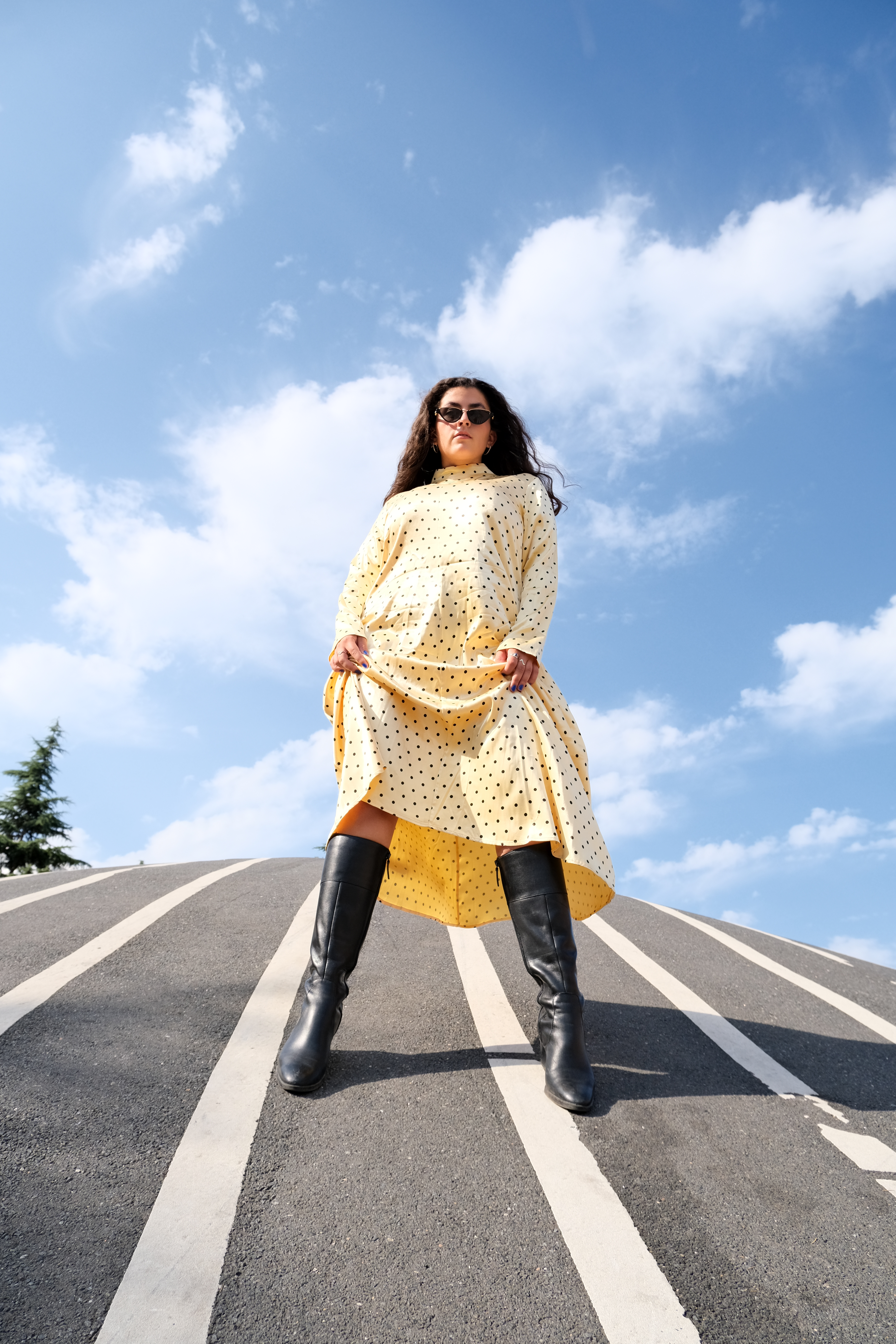 Kampagne billede for Fjong model iført sorte knæstøvler og gul kjole
