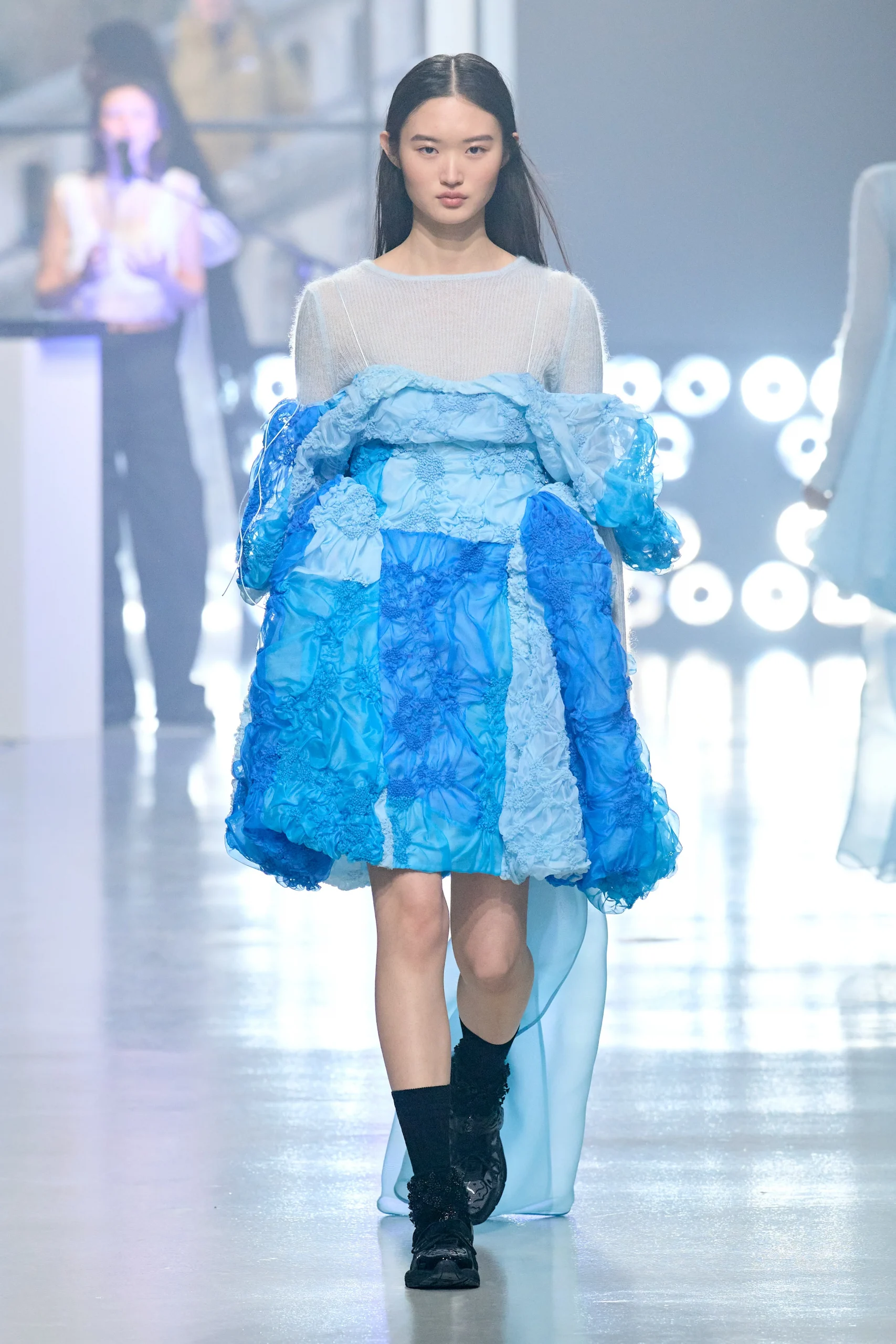 Model iført blå kjole fra Cecilie Bahnsen F23