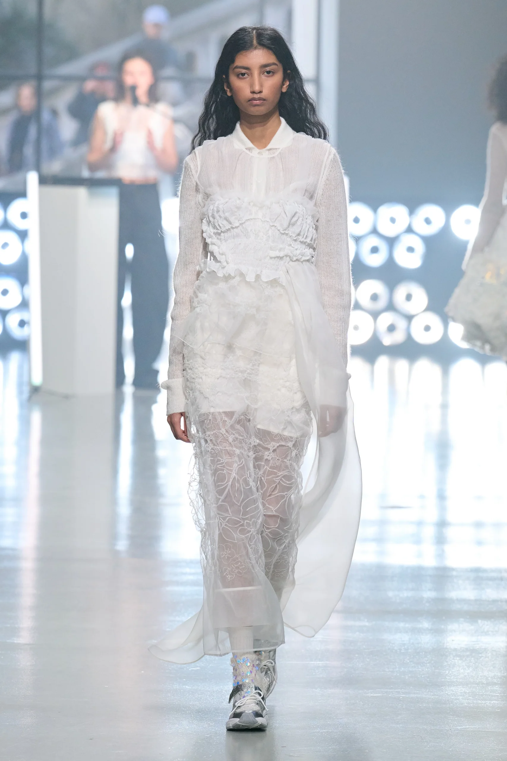 Model iført hvid kjole fra Cecilie Bahnsen