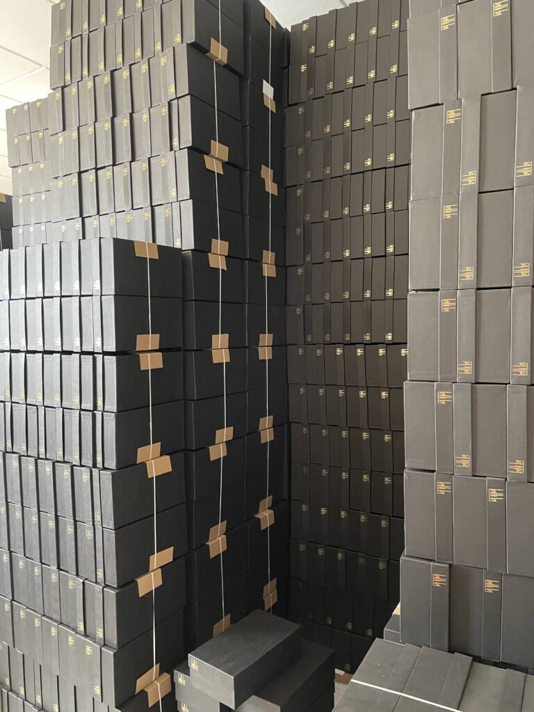 Sko kasser hos Billi Bi skoproduktionsfabrik