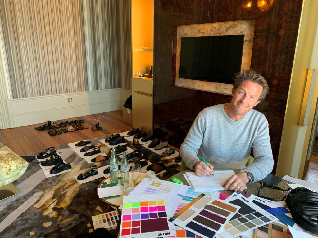 Carsten Friis i færd med at udarbejde prøver, farver og skitser til skodesign for Billi Bi