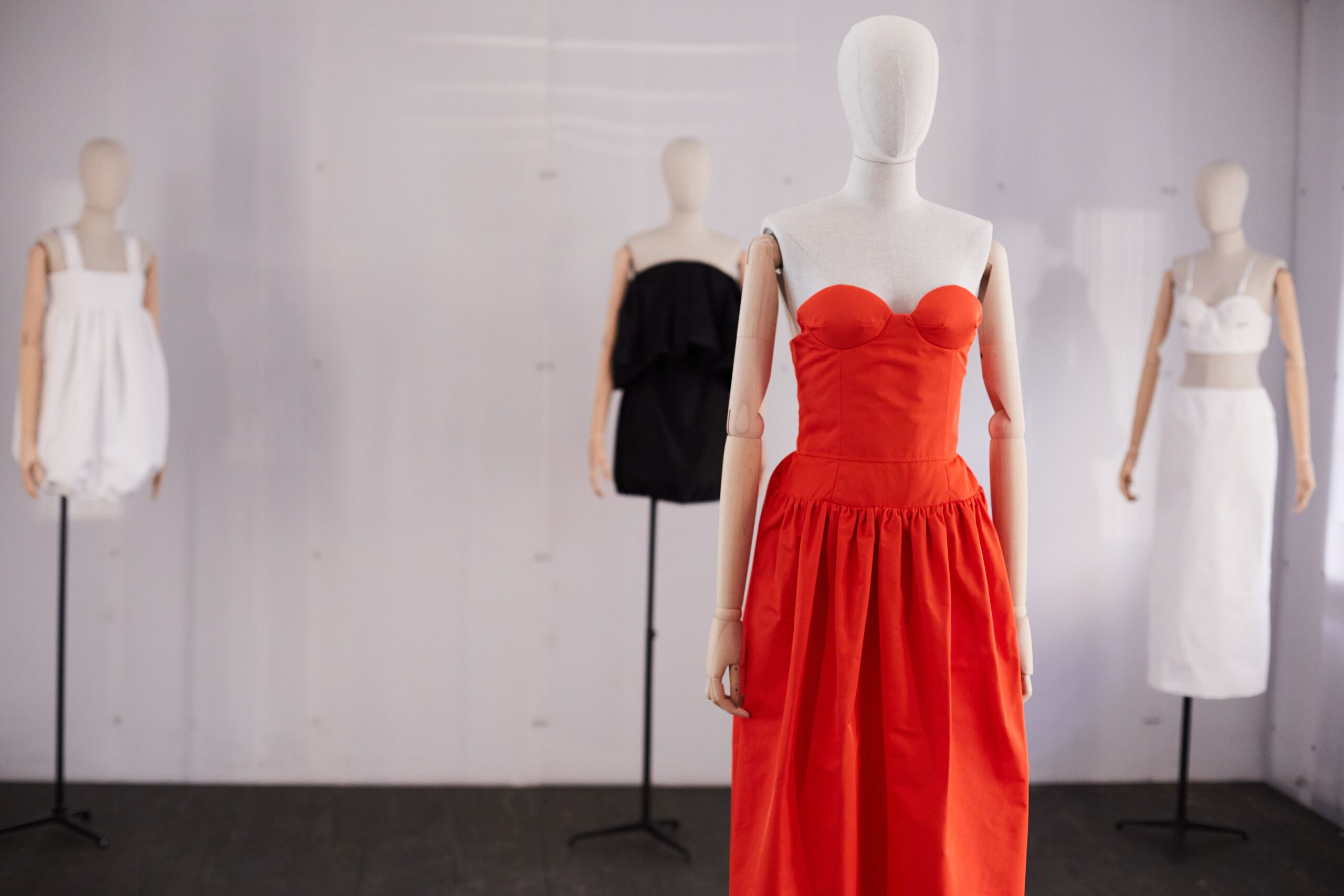 Forza Collective showroom rød kjole