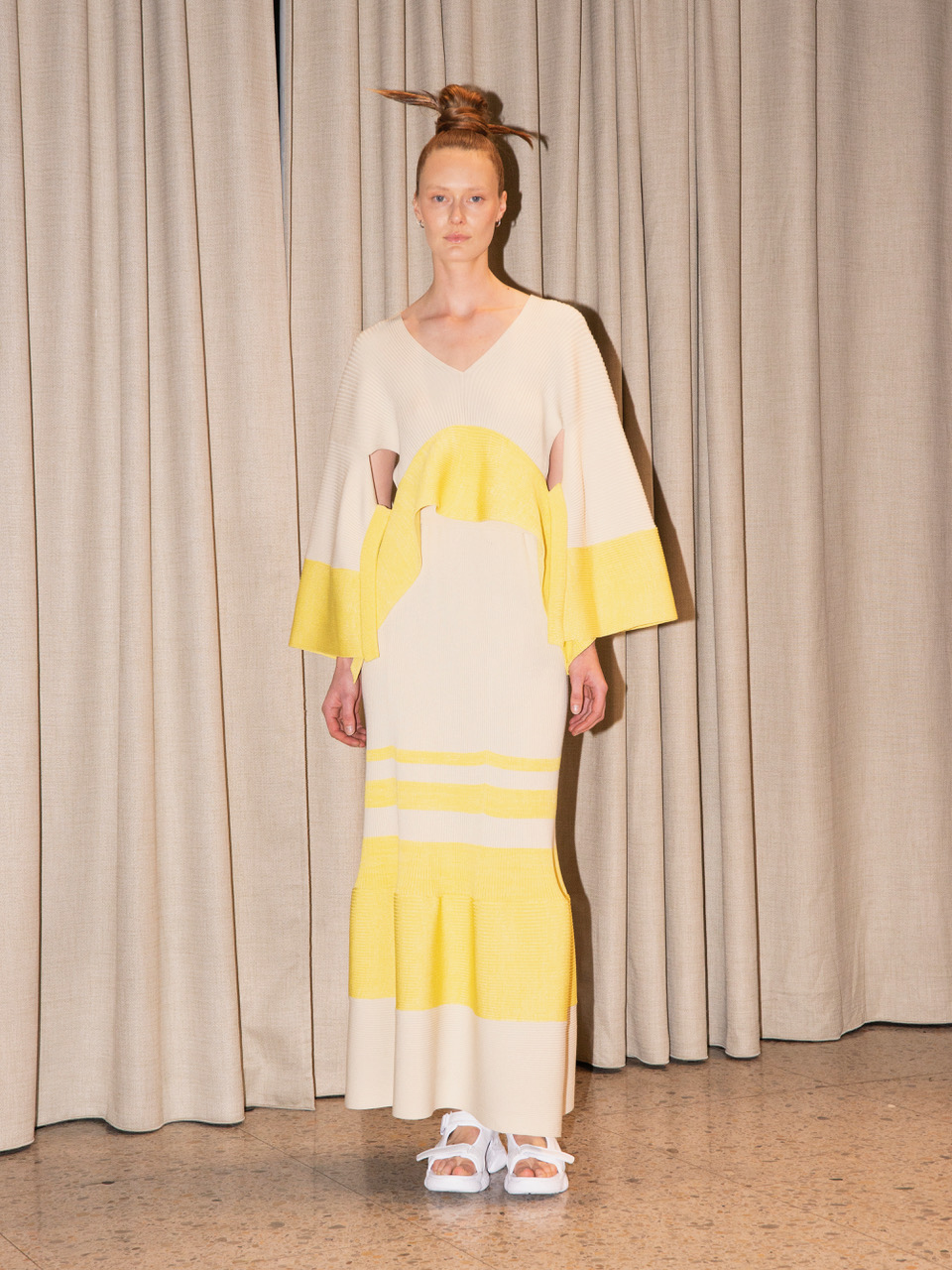 Model iført lang kjole af Ingrid Pettersson