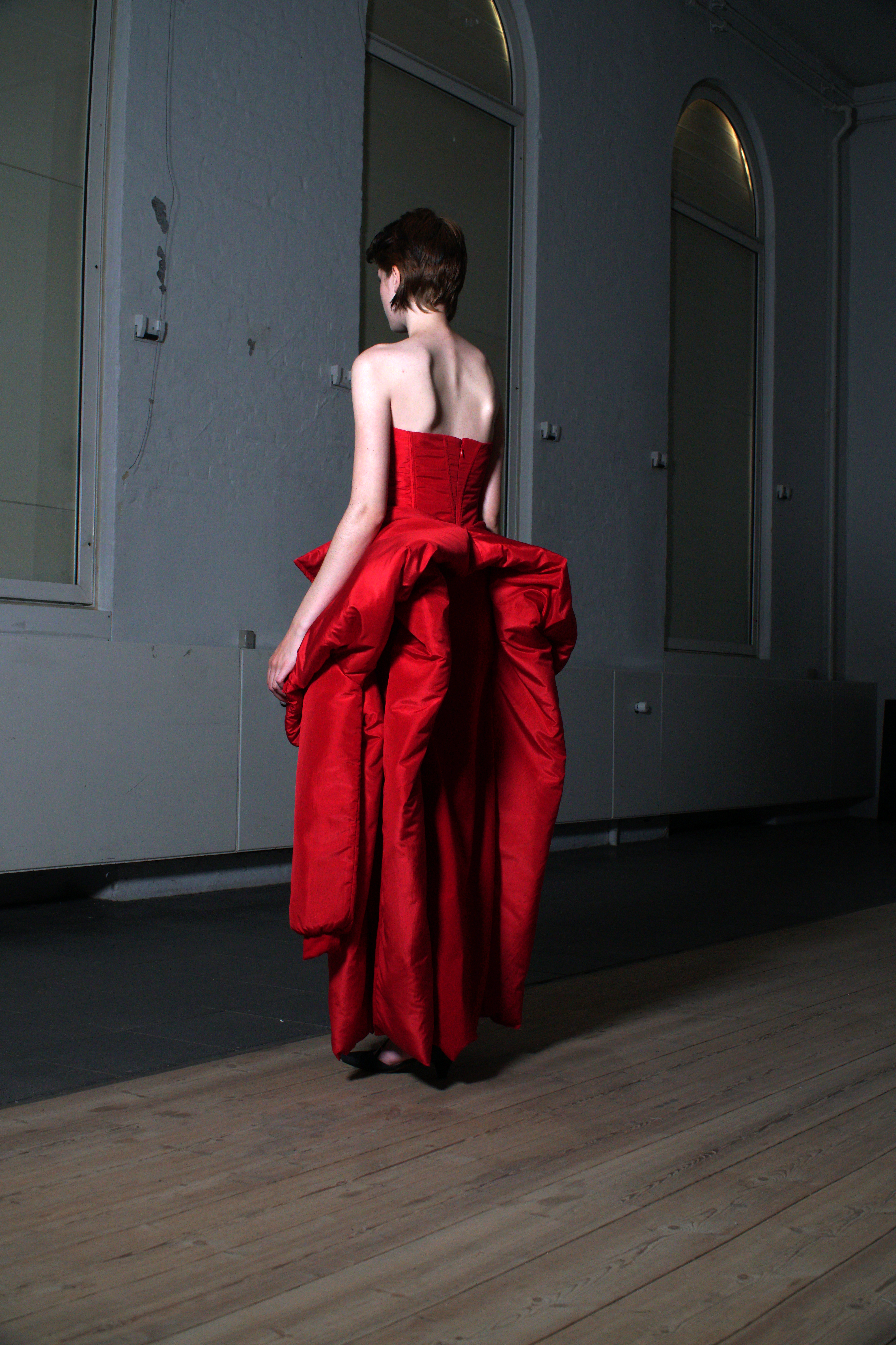 Rød kjole designet af Tilde Herold