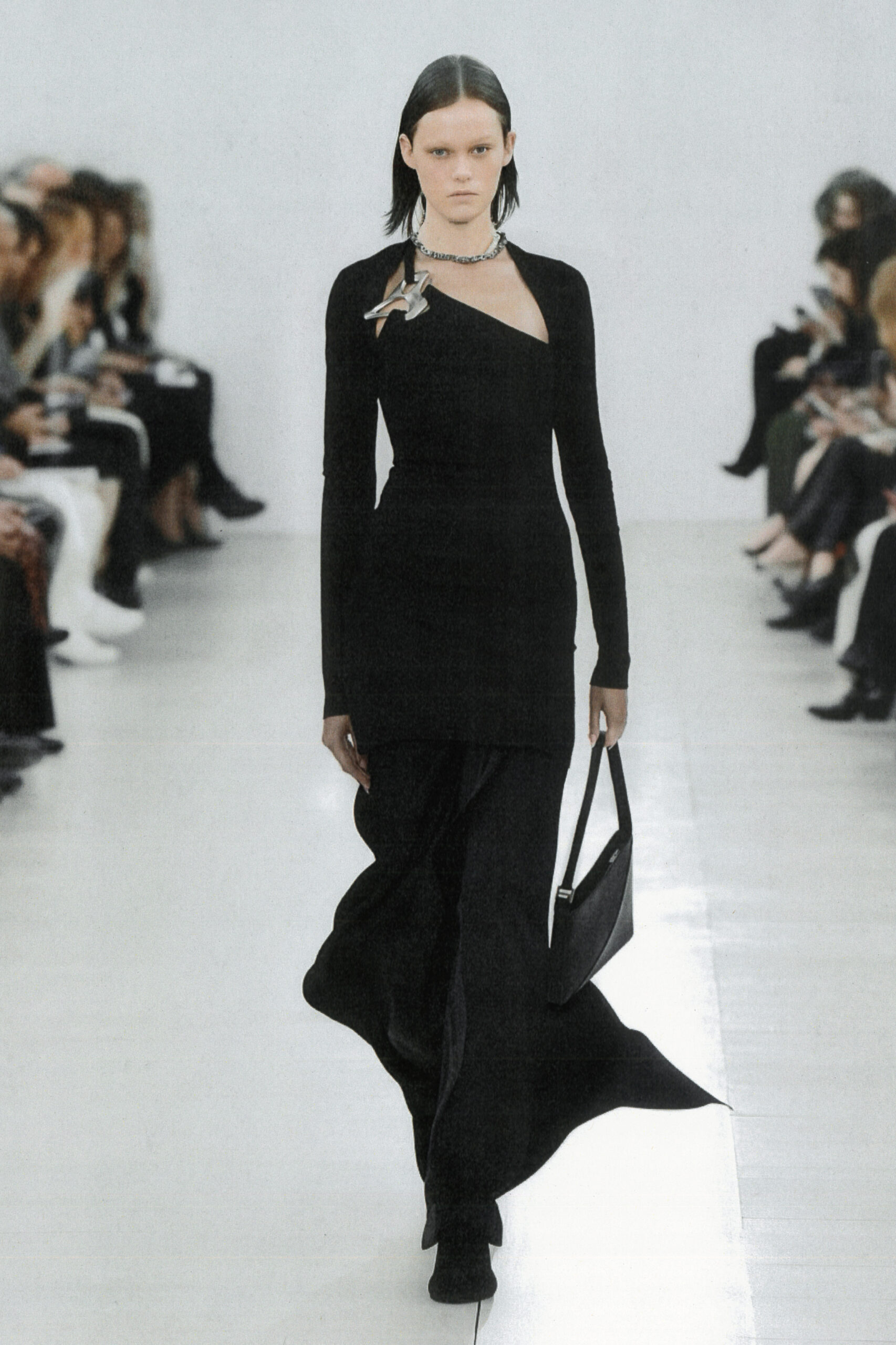 Model iført Heliot Emil sort gulvlang kjole under Paris Fashion Week SS24 brugt AI