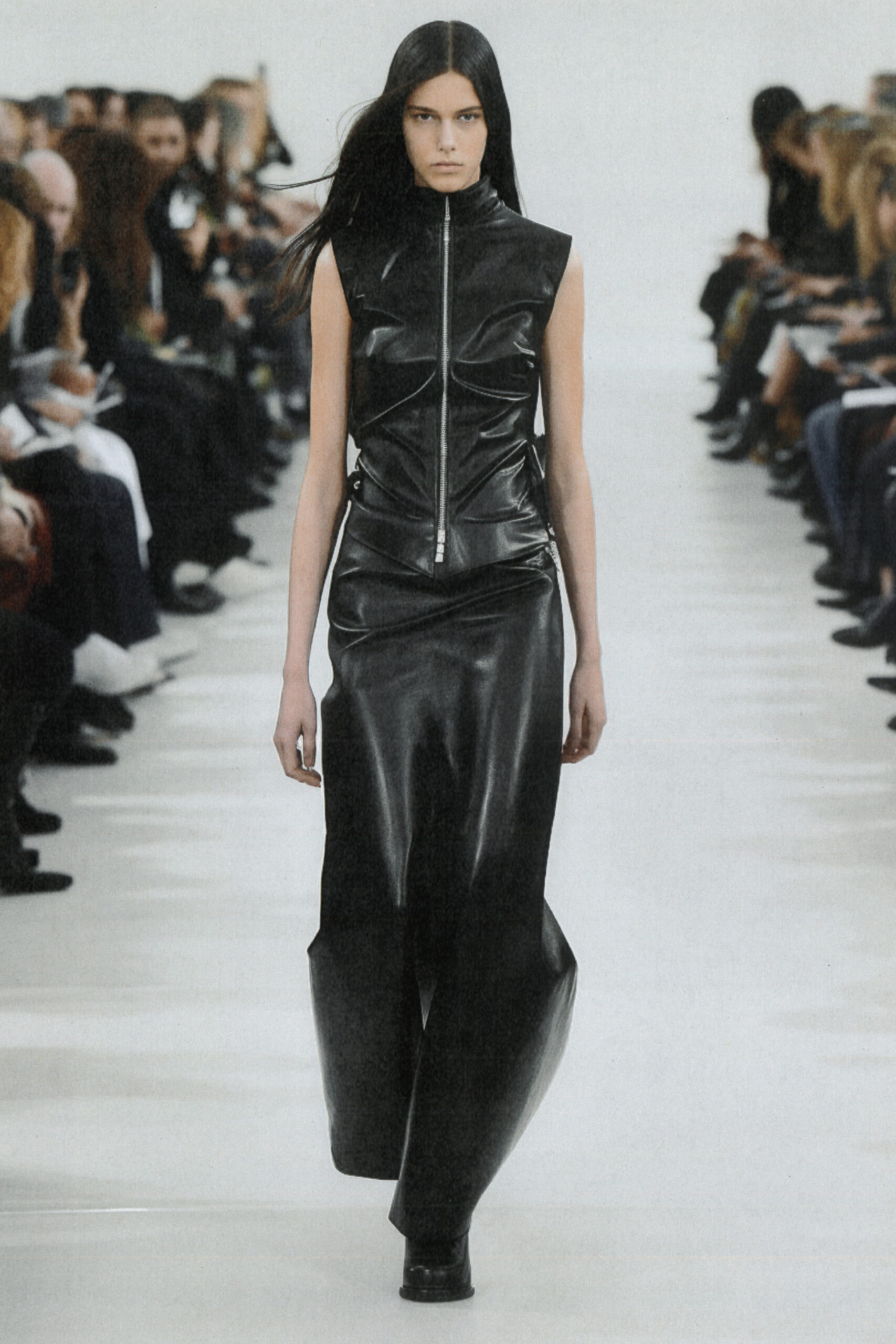 Model iført Heliot Emil sort gulvlang kjole under Paris Fashion Week SS24 brugt AI