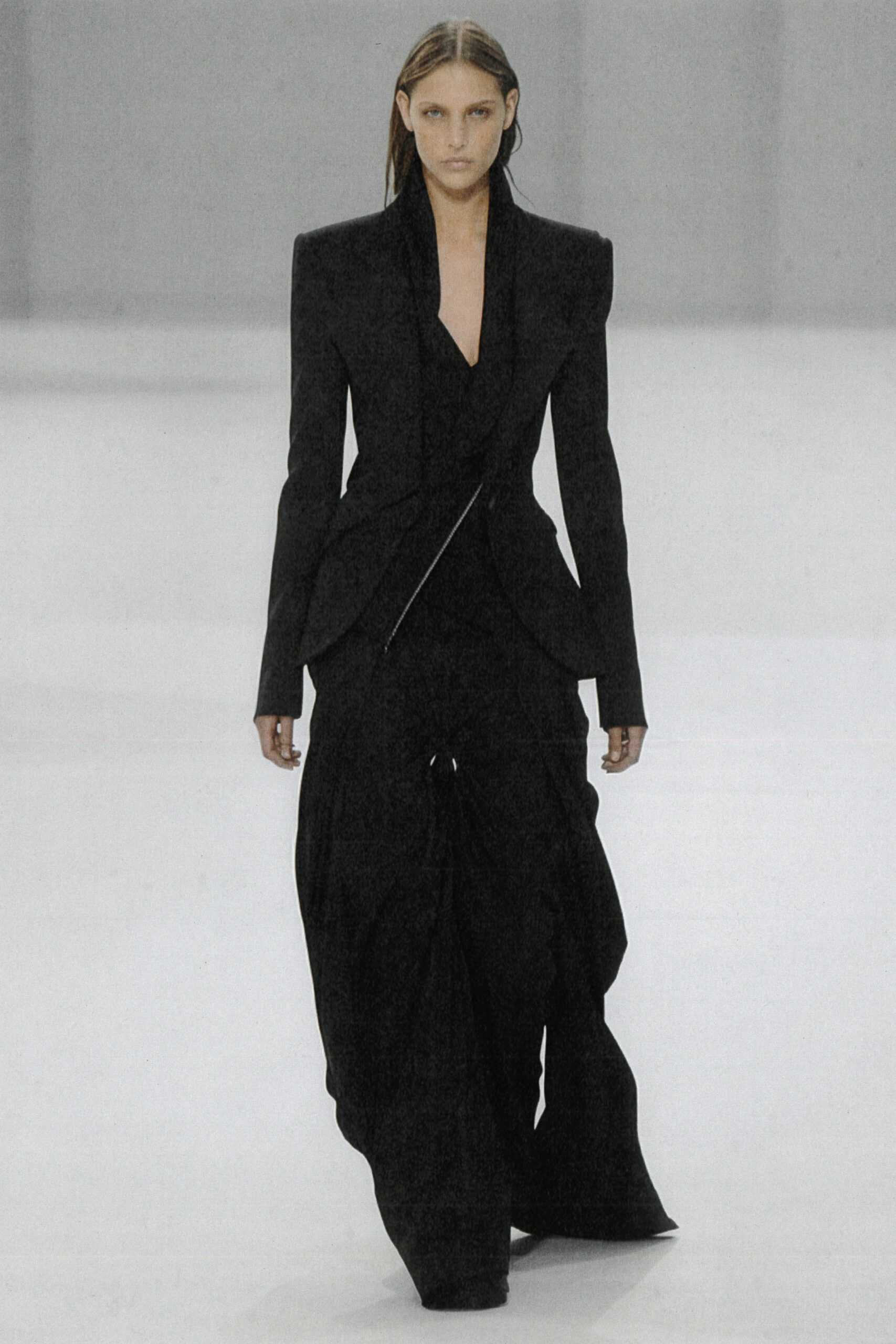 Model iført Heliot Emil sort blazer med sort maxi nederdel under Paris Fashion Week SS24 brugt AI