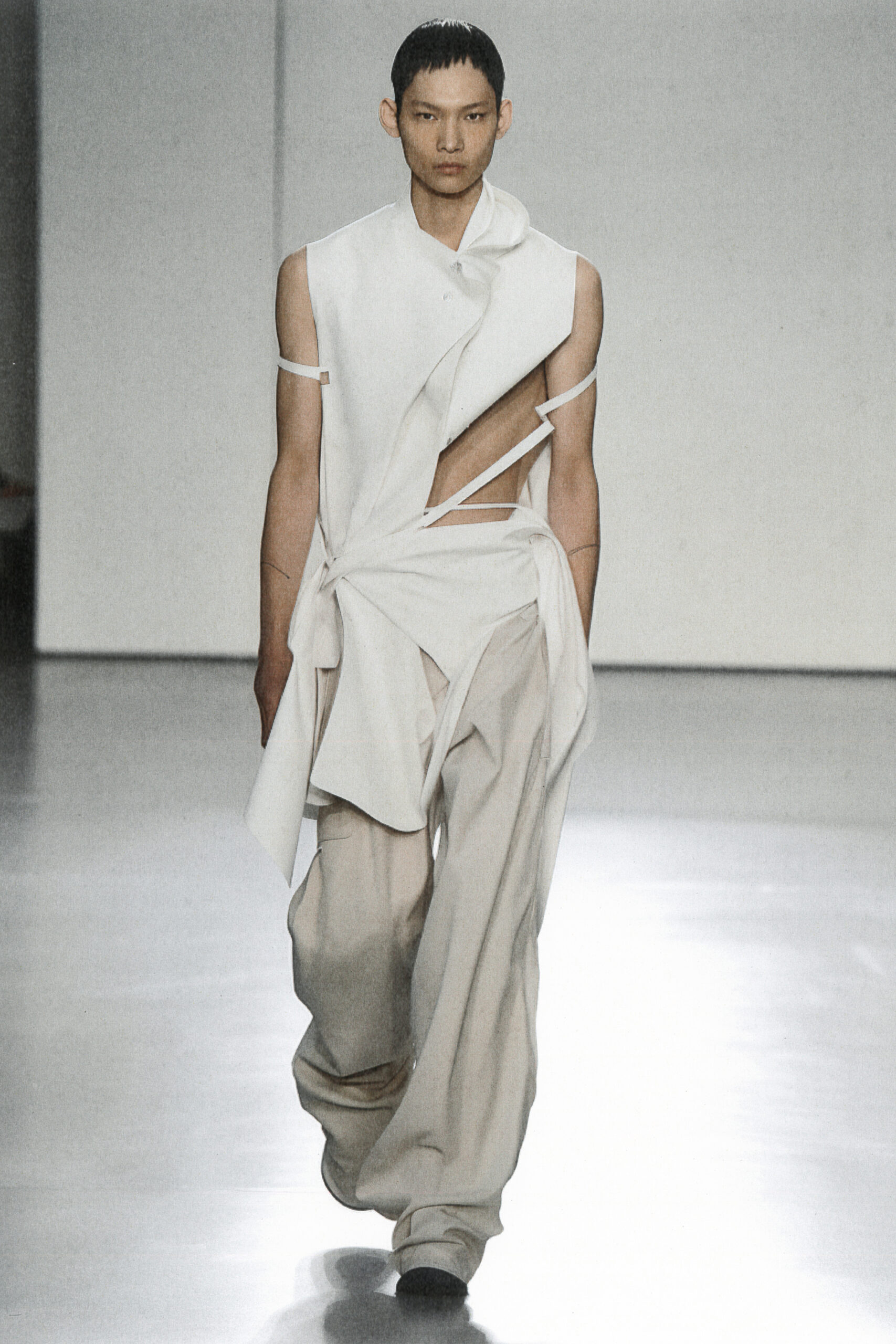 Model iført Heliot Emil hvidt og beige dekonstrueret sæt under Paris Fashion Week SS24 brugt AI