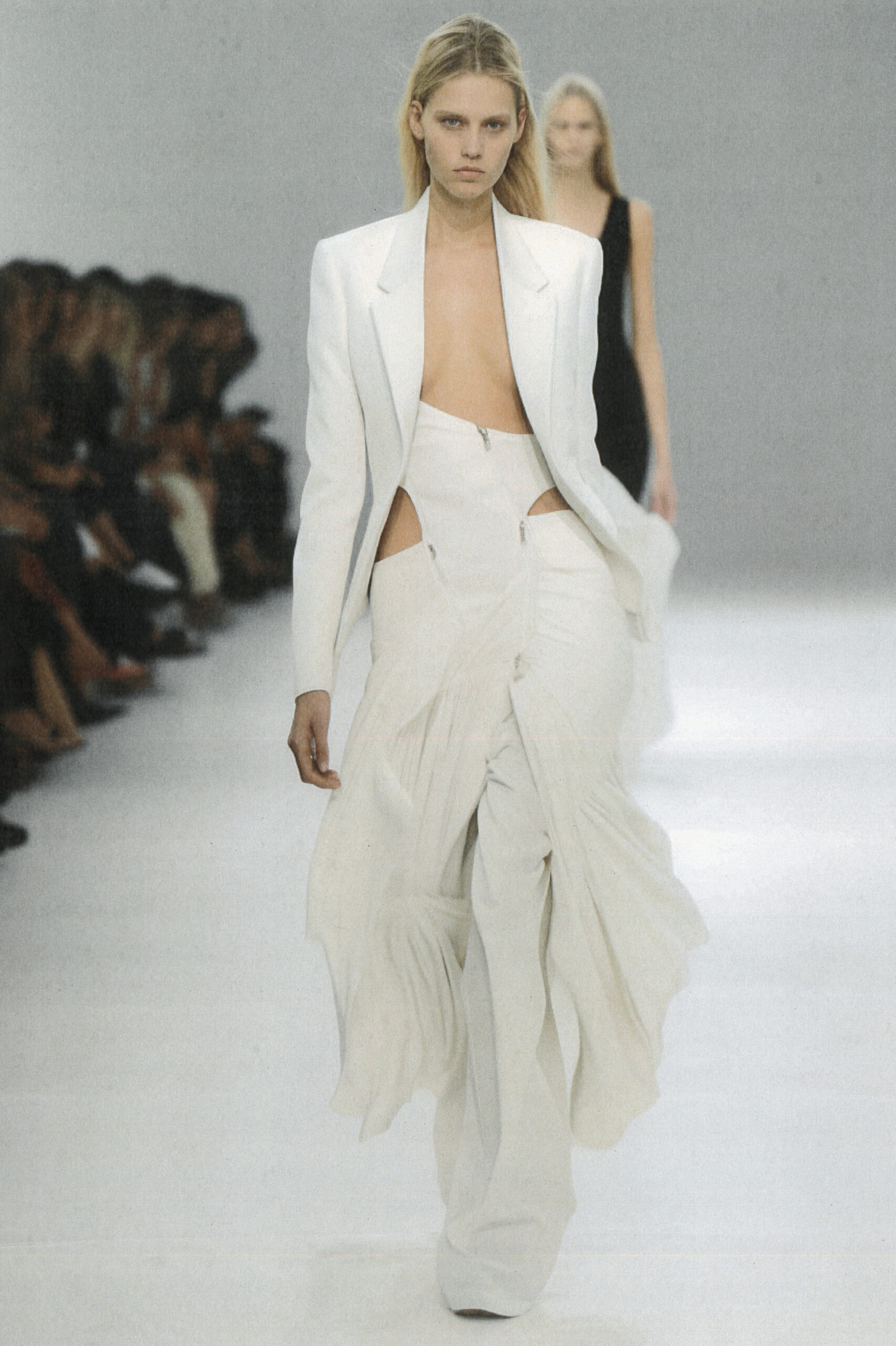 Model iført Heliot Emil hvidt sæt med flowy bukser under Paris Fashion Week SS24