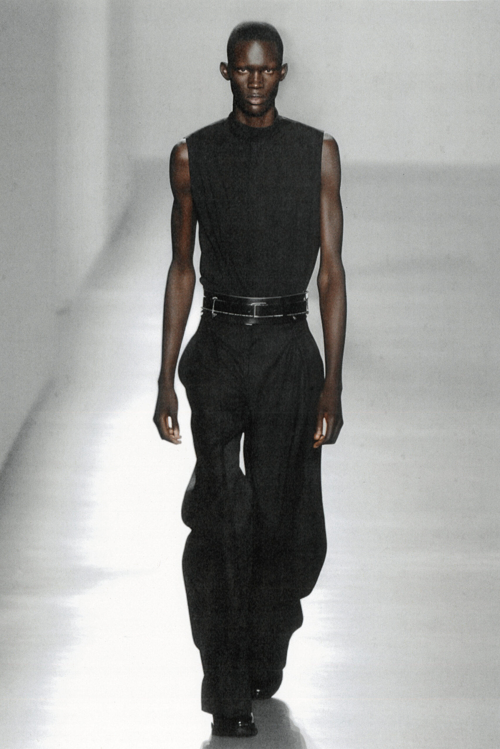 Model iført Heliot Emil sort top og vide bukser under Paris Fashion Week SS24 brugt AI