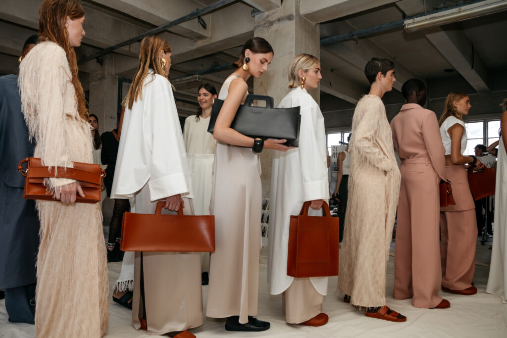 Lovechild modeller iført beige og hvide skjorter og kjoler under Copenhagen Fashion Week AW24