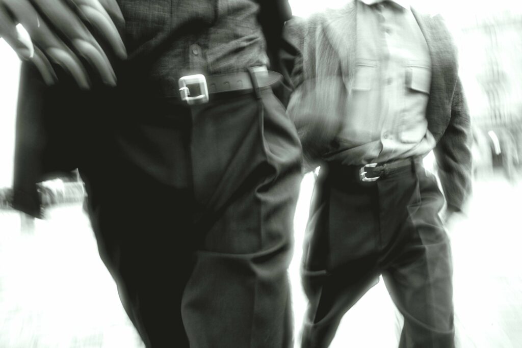 Kampagnebillede for Molebo, der viser to mænd med bælter.
