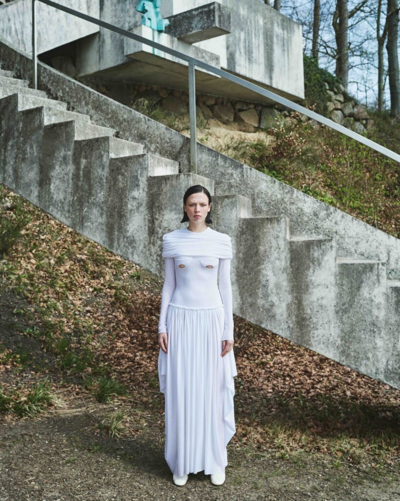 Billede af model i hvid kjole fra Forza Collective 