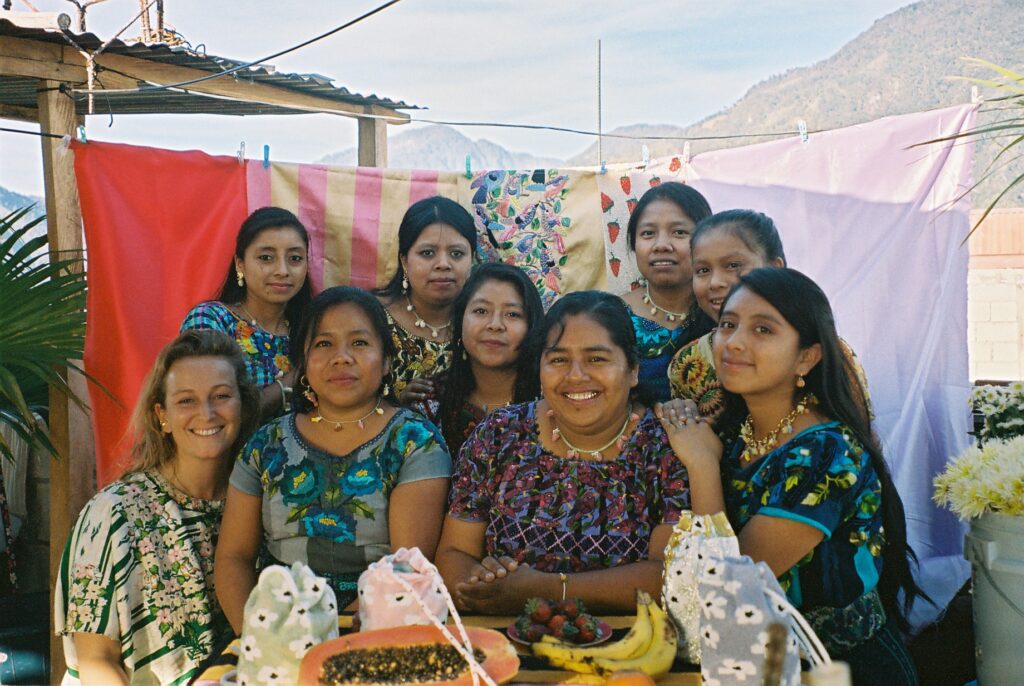 Anna Waller Andrés, Bernabela Sapalú og de ansatte kvinder i værkstedet i Santiago Atitlán i Guatemala.