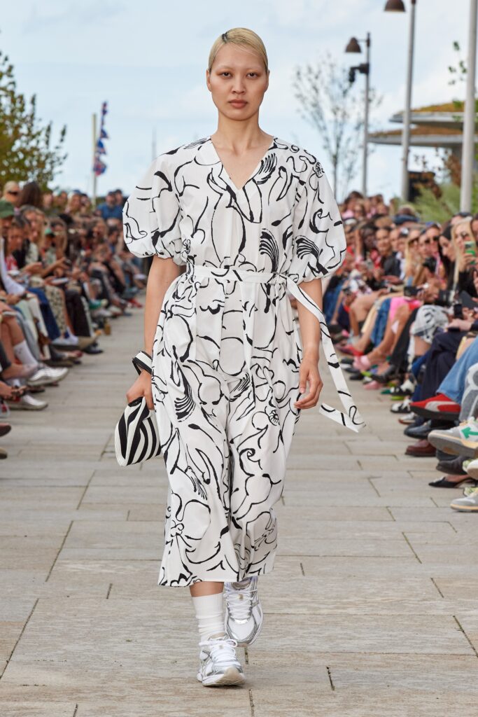 Model iklædt Marimekko SS25