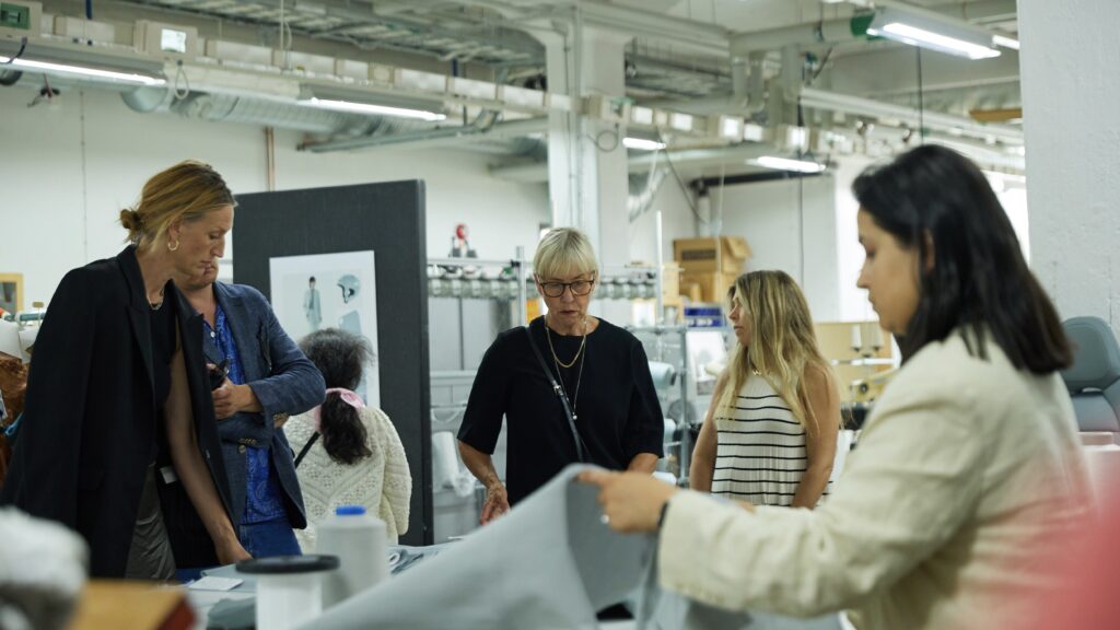 Besøg på Textilhögskolan i Borås, hvor Polestar-teamet har udviklet en strikteknik til den nye Polestar 4.