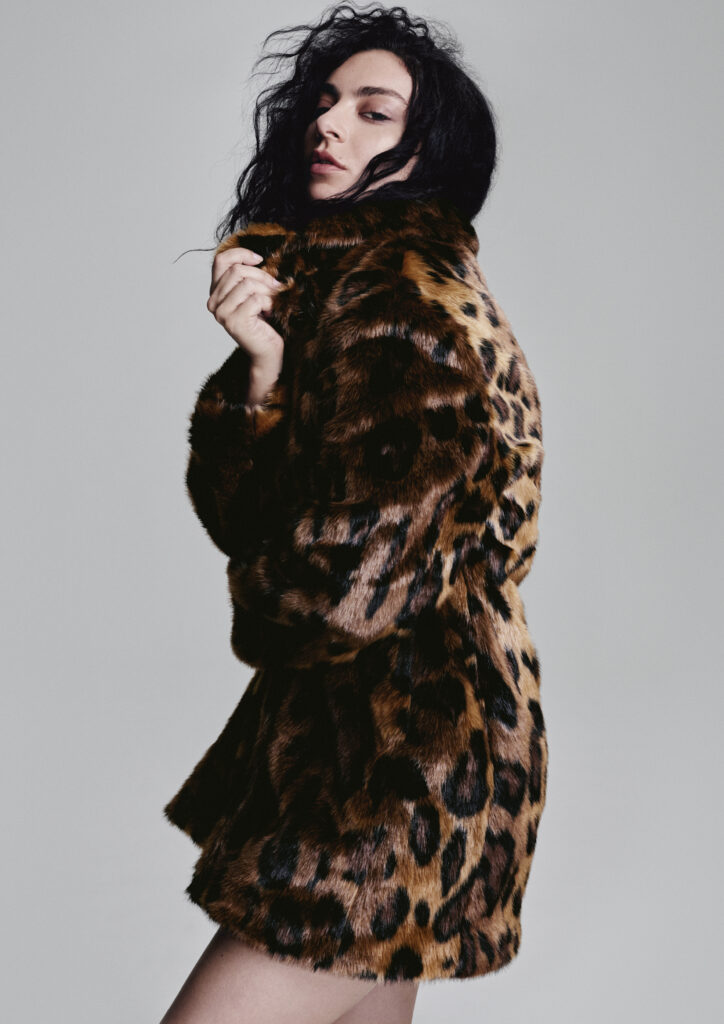 Charli xcx i kampagne for H&M